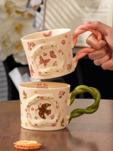 Tazza da Caffè in Ceramica Personalizzabile con Uccelli e Farfalle Dipinti a Mano, Design Floreale, Manico Intrecciato, Stile Foresta, Regalo per Ragazze - Product Image 1
