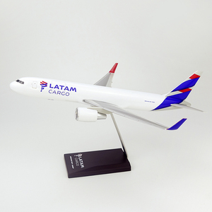Modellino in Resina LATAM Boeing 767-300 1:200, 27cm, Personalizzabile, Certificato CE, Modello Decorativo in Scala - Product Image 1