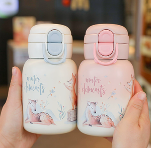 Mini bottiglia d'<span class=keywords><strong>acqua</strong></span> isolata per bambini da 500ml: Design di lusso e di fascia alta con coperchio in paglia, tazza a tema cartone animato resistente per esterni - Product Image 2