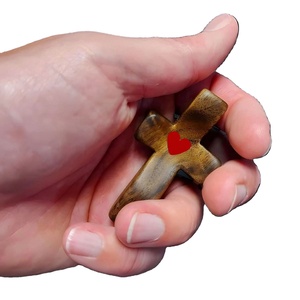 ไม้กางเขนไม้มะกอกแบบกำหนดเอง - บรรเทาความวิตกกังวล ของขวัญสร้างกำลังใจสำหรับการจับถือและการสวดมนต์ ของขวัญทางศาสนาแบบพกพา - Product Image 4