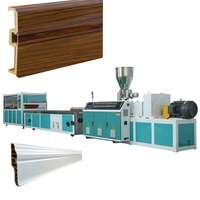 Chaîne de production automatique d'extrusion de profil de plinthe murale en PVC