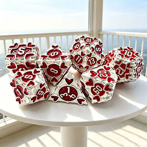 Adorno Metálico Esmaltado con Base Plateada y Motivos Florales en Forma de Corazón, Dos Opciones de Color para Colección de Juegos de Mesa - Product Image 5