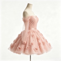 Robe de bal mini romantique rose poudré à épaules dénudées, corsage plissé en V, manches longues en tulle transparent, ornée de fleurs 3D, style vintage