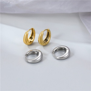 ต่างหูห่วงสแตนเลสสตีลแบบมินิมอล ชุบทอง 18k สำหรับผู้หญิง - Product Image 5