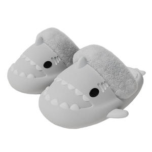 Chaussons d'intérieur doux en peluche motif requin pour femmes et hommes - Product Image 4