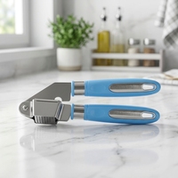Handmatige roestvrijstalen knoflookpers, antislip blauwe PP handgreep, ophanggat voor thuiskeuken, groothandel