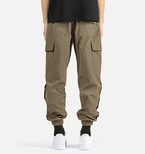 Aoyema <span class=keywords><strong>pantaloni</strong></span> da <span class=keywords><strong>uomo</strong></span> di alta qualità <span class=keywords><strong>pantaloni</strong></span> <span class=keywords><strong>Cargo</strong></span> <span class=keywords><strong>con</strong></span> bottoni laterali <span class=keywords><strong>pantaloni</strong></span> sportivi impilati da <span class=keywords><strong>uomo</strong></span> <span class=keywords><strong>con</strong></span> <span class=keywords><strong>elastico</strong></span> <span class=keywords><strong>in</strong></span> <span class=keywords><strong>vita</strong></span> - Product Image 1