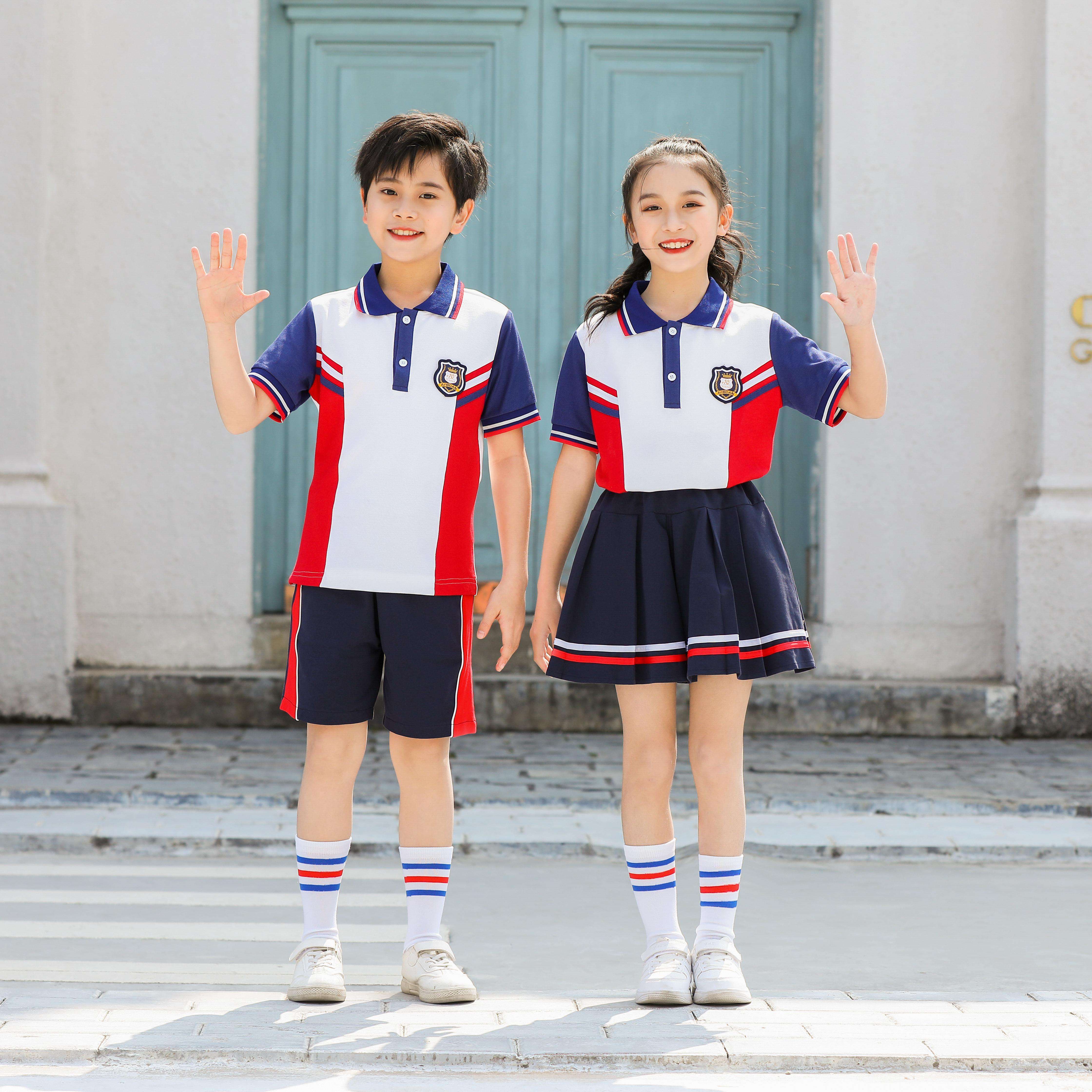 เสื้อโปโลสีขาว + กางเกงสีแดง