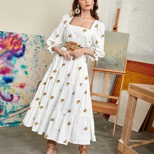 Robe en lin sur mesure OEM, robe midi d'été, robe de haute qualité pour femmes, col carré, broderie florale, robe avec ceinture - Product Image 2