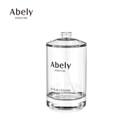 Flacon de parfum en verre opale blanc personnalisable de luxe de 100 ml avec support d'affichage, finition dorée et vaporisateur à pompe