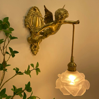 Lampe magique d'ange d'or pour la décoration de chambre à coucher d'hôtel Lanterne en cristal montée sur mur Ailes Statue Appliques murales en cuivre