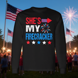 Camiseta de manga larga She's My Firecracker, camisetas a juego para parejas del 4 de julio - Product Image 3