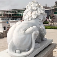 Grande statue de lion en béton, statue de lion sculptée à la main avec une boule