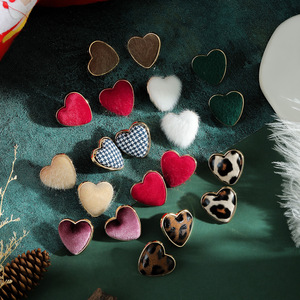 Boucles d'oreilles en forme de cœur pour femmes, en alliage de zinc, peluche floquée, léopard, pied-de-poule, cadeau, bijoux tendance - Product Image 1