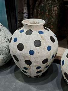Surface rugueuse crème poterie wabi sabi vase ensemble ancien vase en céramique grec vase à pois noirs - Product Image 4