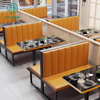 Ensemble de meubles de restaurant de restauration rapide moderne et luxueux, avec canapé en pierre frittée carrée, cuir orange, table et chaises