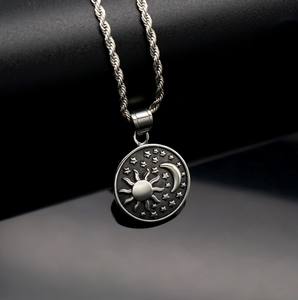 セーラームーンペンダントサンハーフムーンラウンドペンダントメダリオンネックレスムーンとサンネックレス - Product Image 2