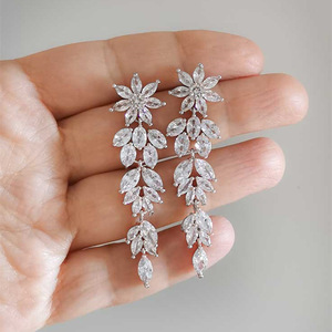 Eleganti Orecchini Pendenti Lunghi con Motivi Floreali e Foglie per Donne, Gioielli Scintillanti alla Moda - Product Image 1