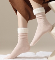 Chaussettes Fuzzy avec logo Chaussettes de sommeil confortables Chaussettes Fuzzy Rose clair