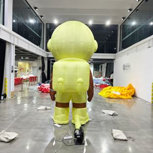 Modèle publicitaire <span class=keywords><strong>gonflable</strong></span> personnalisé en forme de garçon, modèle de personnage de dessin animé, poupée <span class=keywords><strong>homme</strong></span>, vêtements jaunes et sac à dos, imperméable et durable - Product Image 2