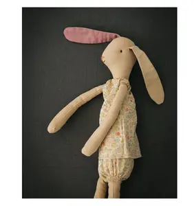 कस्टम sku चलनेवाली कपड़ा गुड़िया हस्तनिर्मित कपास लंबे कान खरगोश चीर गुड़िया