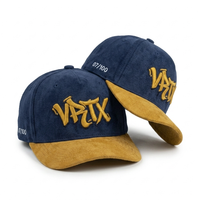 Gorra de Béisbol Personalizada de 5 Paneles con Visera Plana, en Azul Marino y Amarillo Mostaza, de Gamuza, con Bordado y Estructura