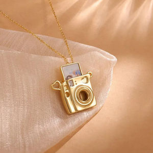 Collana con medaglione con Mini fotocamera estraibile placcata in oro personalizzata con foto regalo per gli amanti della fotografia per il compleanno dell'anniversario - Product Image 4