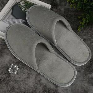 รองเท้าสลิปเปอร์โรงแรมแบบปิดนิ้วเท้าสีขาวพร้อมโลโก้สั่งทำพิเศษ - Product Image 3