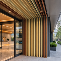 Techo de Aluminio Arquitectónico con Revestimiento de Madera en Forma de U, Perfil Lineal, Techo Metálico Suspendido para Pasillo