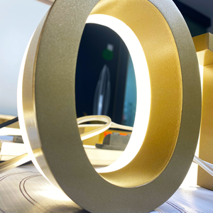 لافتات حروف مضيئة بتقنية LED ثلاثية الأبعاد مخصصة، حروف مضاءة من الخلف، لافتات مضاءة بإطار ذهبي عاكس - Product Image 1