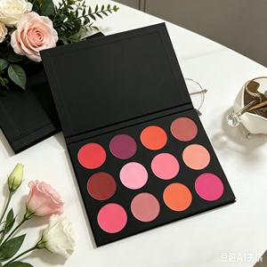 Palette de <span class=keywords><strong>contouring</strong></span> crème 12 teintes, emballage noir mat, logo personnalisé OEM, fond de teint crème couvrant pour peaux africaines - Product Image 3