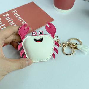 Ciondoli a forma <span class=keywords><strong>di</strong></span> granchio in ecopelle rosa pastello e turchese con nappe rosa, stile cartone animato, fantasiosi - Product Image 3