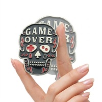 Badge en métal 3D de haute qualité en alliage de zinc moulé sous pression, style Pin Game Over, avec émail noir souple, moderne et antique, pour le style punk streetwear