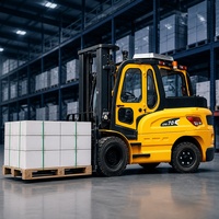 Chariot élévateur électrique de 4 tonnes, certifié CE, adapté aux entrepôts logistiques des centres de distribution.