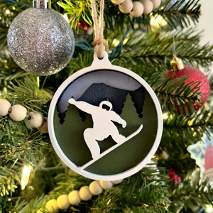 Adorno Navideño Colgante de Madera Hecho a Mano con Diseño de Teleférico de Esquí y Snowboard - Product Image 1