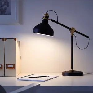 นักศึกษาวิทยาลัยอ่านเพื่อป้องกันตาโคมไฟห้องนั่งเล่นห้องนอนออกแบบโคมไฟตั้งโต๊ะของการศึกษาทำงาน