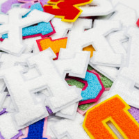 Patchs thermocollants personnalisés en chenille avec lettres tendance pour vêtements, badges brodés avec logo, vente en gros du fabricant