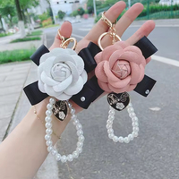 Gantungan Kunci Kulit PU Mutiara Elegan Motif Camellia Pita Buatan Tangan Liontin Tas Wanita Gantungan Kunci Bunga Kulit Pita