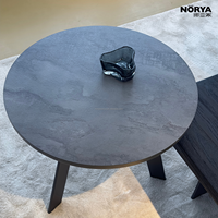 Table basse ronde moderne mobile NORYA avec plateau en HPL durable et base en métal noir élégante, écologique pour salon et chambre