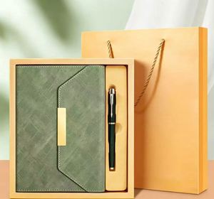 Coffret Cadeau Carnet Rouge et Stylo avec Couverture à Boucle Métallique pour Personnalisation de Marque et Commandes en Gros - Product Image 2