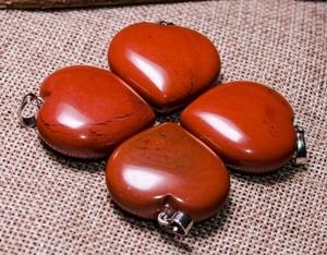 Pendentifs en pierre précieuse jaspe rouge en forme de cœur, pierres naturelles polies, bijoux pour la Saint-Valentin, artisanat sur le thème de l'amour - Product Image 1