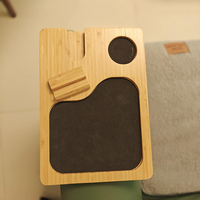 Table d'appoint pliable en bambou avec finition laquée, support de téléphone rotatif à 360°, plateau de rangement pour vaisselle et boissons, design moderne