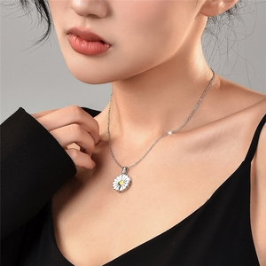 Collana con Ciondolo a Margherita in Acciaio Inossidabile Apribile per Incisione, Disponibile in Oro e Altri Colori, Vendita all'Ingrosso - Product Image 4