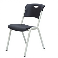 Chaise empilable en plastique noir de haute qualité et durable avec poignée pour salle de formation, conférence et école