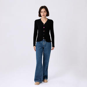 Cárdigan de punto con botones enjoyados de lujo para mujer OEM personalizado 100% Chaquetas de punto informales con cuello en V profundo de lana pura - Product Image 5