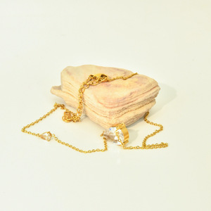 Collana con Ciondolo a Goccia in Acciaio Inossidabile con Zirconia Cubica, Catena Sottile Dorata, Minimalista, Ipoallergenica, Antiossidante, Scintillante - Product Image 5