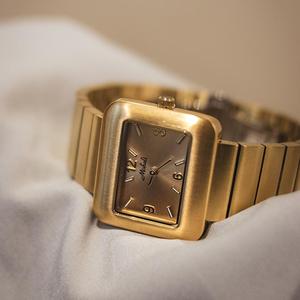Reloj cuadrado dorado para mujer personalidad dominante, lujo simple, medieval, celebridad de Internet, reloj retro de gama alta para mujer - Product Image 4