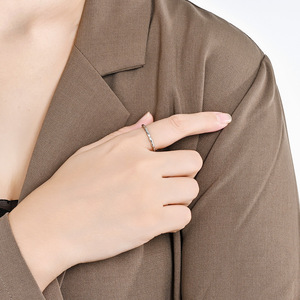 Anillo de titanio y acero geométrico minimalista estilo francés, banda lisa apilable a la moda, adecuado para uso diario. - Product Image 2