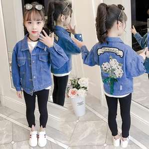 Compras en línea Ropa de otoño para niñas Chaqueta de mezclilla de manga larga con agujeros y diseños de bordado con estampado en la espalda Flores grandes - Product Image 3