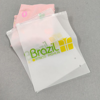 Sac de merchandising flexible pour vêtements, économique, en EVA mat, avec fermeture éclair autocollante, pochette translucide pour l'emballage de vêtements en détail